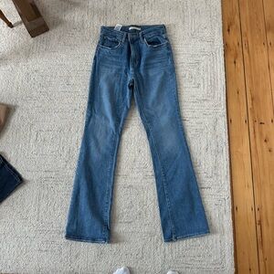 Levi’s 725 high rise bootcut jeans medium wash size 28
